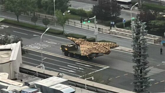 Çin yeni savaş dronları askeri geçit töreni öncesi görücüye çıktı