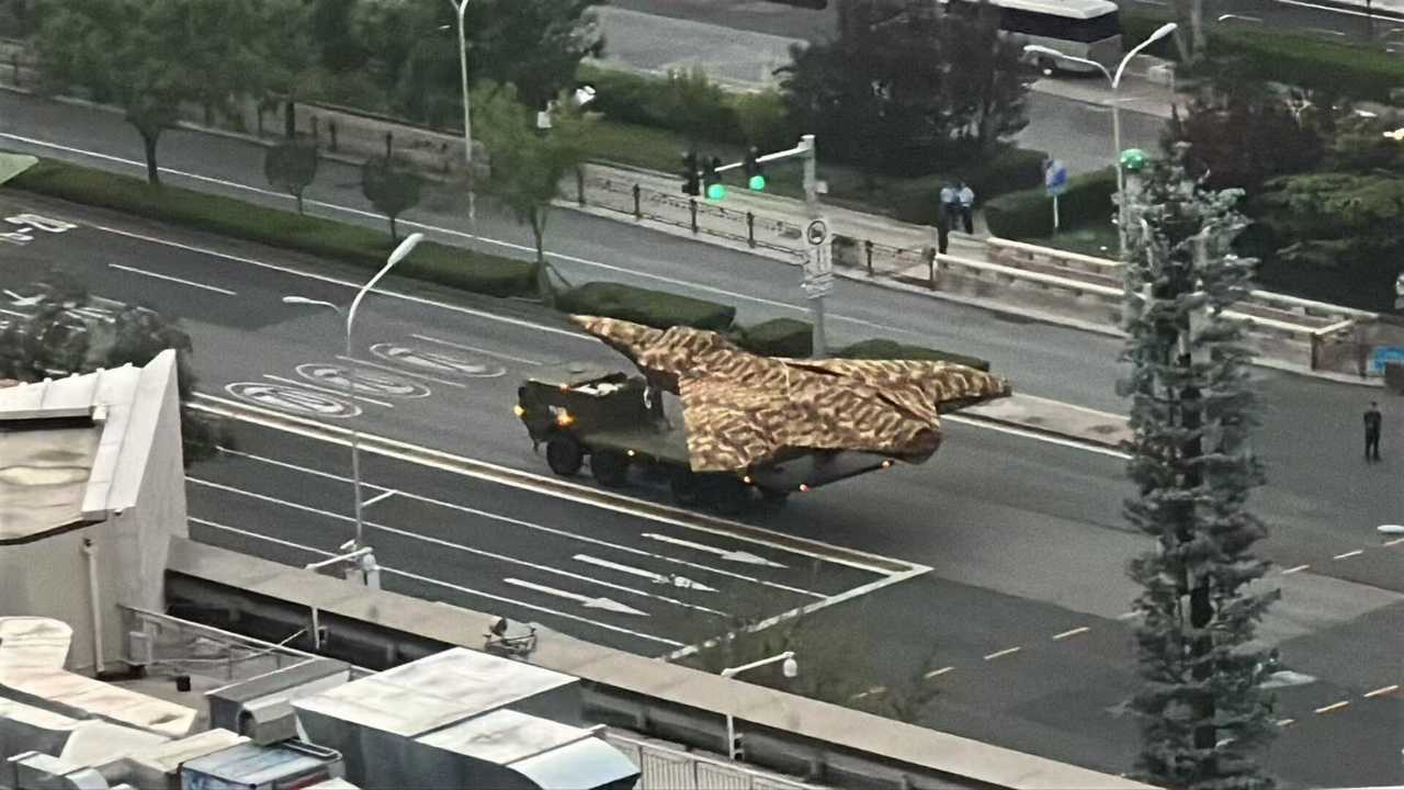 Çin yeni savaş dronları askeri geçit töreni öncesi görücüye çıktı